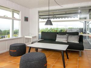 埃贝尔托夫特6 person holiday home in Ebeltoft的客厅配有沙发和桌子