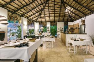 拉斯特拉纳斯Adults-Only Hacienda Terra Taina的一间设有白色桌子和厨房的餐厅