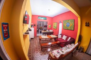 福塔莱萨Hostel Dragão do Mar Fortaleza的客厅配有沙发和桌子