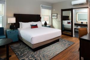 斯波坎Hotel Indigo Spokane Downtown, an IHG Hotel的卧室配有一张白色大床和镜子