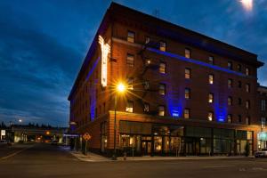 斯波坎Hotel Indigo Spokane Downtown, an IHG Hotel的建筑的侧面有蓝色的灯光