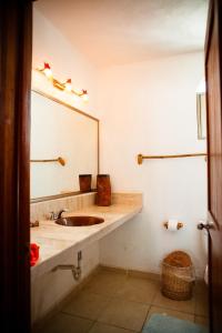 玛哈威Nacional Beach Club & Bungalows的一间带水槽和镜子的浴室