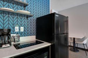 杰克逊维尔Studio 6-Jacksonville, FL - Baymeadows的厨房配有冰箱和炉灶。