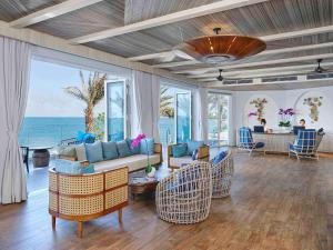 头顿Mercure Vung Tau Resort的一间带沙发和椅子的客厅,享有海景。