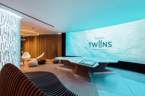 普拉亚登博萨The Ibiza Twiins - 4* Sup的客房设有带桌椅的大屏幕电视