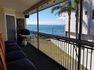 科莱特Waterfront Location - 2 Bed Apartment in Corlette, Port Stephens - Sleeps 4的海景阳台。