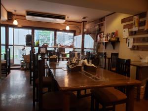 长崎GardenRoom bnb Yumyum的餐厅设有一张大型木桌和椅子