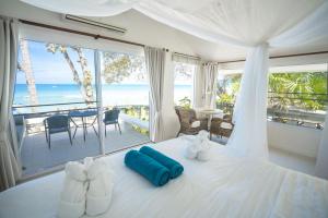 查汶King's Garden Resort - SHA Plus的一间卧室设有一张床,享有海景