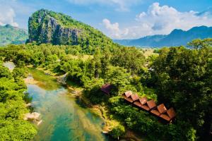 Ban OSpringRiver Resort的享有树木和山脉的河流的空中景致