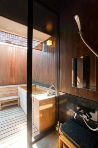 东京御茶水酒店的带浴缸和盥洗盆的浴室