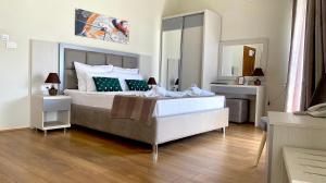 赫尔采格诺维Hotel Olimpija plus的一间卧室配有一张大床和镜子