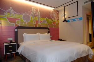 台北悠逸商旅台北士林的卧室配有白色的床和色彩缤纷的墙壁