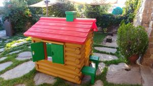 Braojos de la SierraLa Erilla的一间红色屋顶的小玩具屋