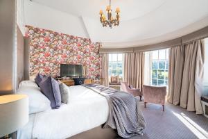 班科里班科里别墅酒店的一间卧室配有一张带花卉壁纸的大床