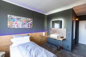 汉诺威麦克林黑德酒店的一间卧室配有床、水槽和镜子
