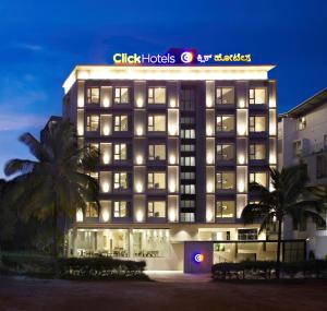 德瓦纳哈利-班加罗尔Click Hotel Bangalore - International Airport的建筑一侧有标志的酒店