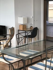 勒特雷波尔L’Estacade的客厅里设有玻璃桌和椅子