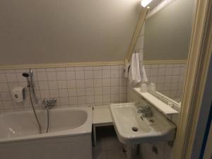 耶勒埃兰酒店的一间带水槽、浴缸和镜子的浴室