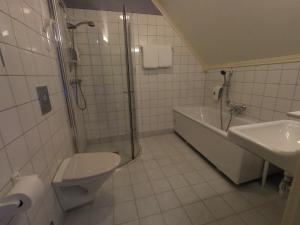耶勒埃兰酒店的浴室配有卫生间、淋浴和盥洗盆。