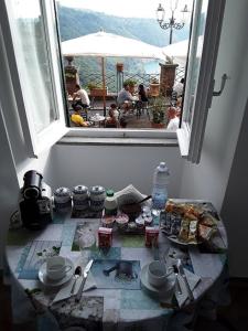 内米Holiday Homes - mini spa - Nemi (Roma)的从餐桌的窗户上看到食物