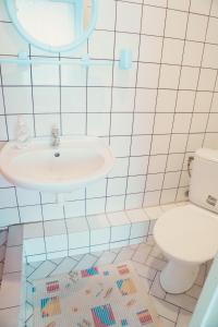 约赫维Hotell Pääsuke的白色的浴室设有水槽和卫生间。