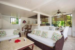 长滩岛Franky Villa的客厅配有白色的沙发和桌子