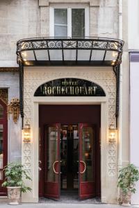 巴黎Hotel Rochechouart - Orso Hotels的一座建筑,在餐厅入口处有标志