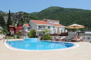 赫尔采格诺维Monte Aria panorama suites的山地度假村内的游泳池