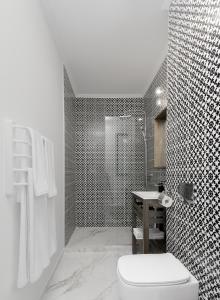 克卢日-纳波卡The Square Hotel的浴室配有白色卫生间和淋浴。