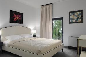 克卢日-纳波卡The Square Hotel的白色的卧室设有床和窗户