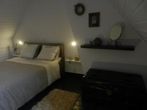 波佩林赫朱丽叶度假屋的卧室配有一张床,墙上设有镜子
