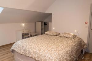 BassengeLes gîtes du Broukay - Hirondelle的一间卧室配有床和两个枕头