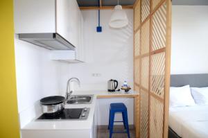 伊兹密尔Coordinat Suits的一间带水槽和炉灶的小厨房