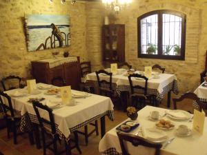 埃尔佩雷略雷潘妮摩洛卡旅馆的用餐室配有桌椅和白色桌布
