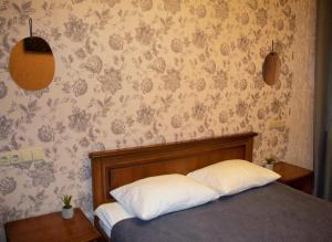 基辅波格丹诺夫亚尔酒店的一间卧室配有床和壁纸墙