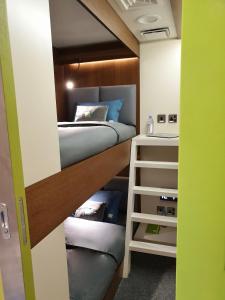 迪拜sleep 'n fly Sleep Lounge, C-Gates Terminal 3 - TRANSIT ONLY的客房配有1张床和1张双层床。