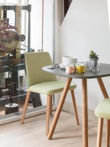 阿姆斯特丹Wittenberg by Cove的桌子,两把椅子,桌子,杯子
