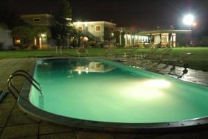 圣胡安PARQUE APART HOTEL的院子里的一个大型游泳池