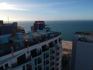 福塔莱萨巴西热带酒店的从大楼顶部可欣赏到海景