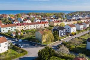 卡尔马Toppmodernt litet hus nära Kalmar slott och havet的享有小镇的空中景致,设有房屋