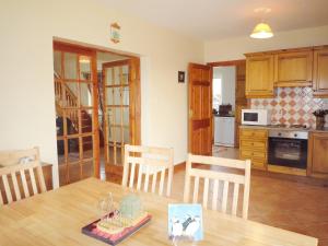 巴林斯凯利格斯Allaghee Mor St Finians Bay的厨房以及带桌椅的用餐室。