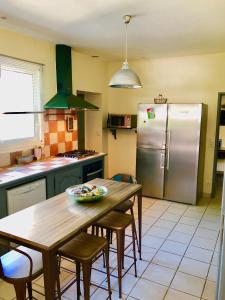 维朗德里Domaine de l'Augeonnière的厨房配有桌子和不锈钢冰箱。