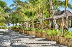 图卢姆Villa Pescadores Tulum的棕榈树海滩和度假村