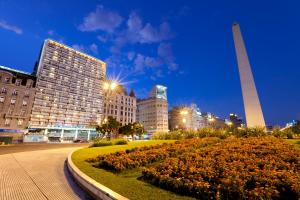 布宜诺斯艾利斯格劳贝尔斯共和酒店的享有夜间城市美景,设有洗衣机纪念碑