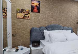 伊斯坦布尔Rodion Hotel的一间卧室配有一张床和一张蓝色椅子