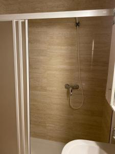 波尔图Formosa Oporto Apartments Group的浴室内带卫生间的淋浴间