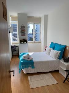 波尔图Formosa Oporto Apartments Group的一间卧室配有一张带蓝色毯子的床