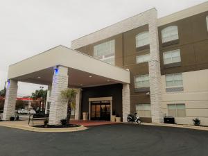 哥伦比亚Holiday Inn Express Columbia NE - Fort Jackson的停在前面的一座带摩托车的建筑