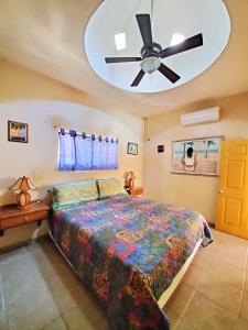 洛雷托Coco Cabañas and Casitas Vacation Rentals的一间卧室配有一张床和吊扇