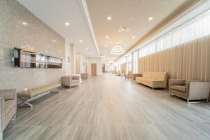 布兰特福德TownePlace Suites by Marriott Brantford and Conference Centre的医院大厅,配有沙发和候诊室
